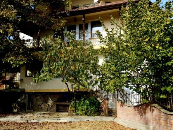 Дава се под наем Къща в Аксаково - 405 кв.м за 943.5 € - Снимка #1