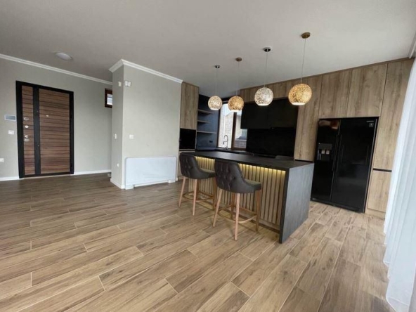 Дава се под наем Къща в Бургас, Сарафово - 230 кв.м за 2550 € - Снимка #1