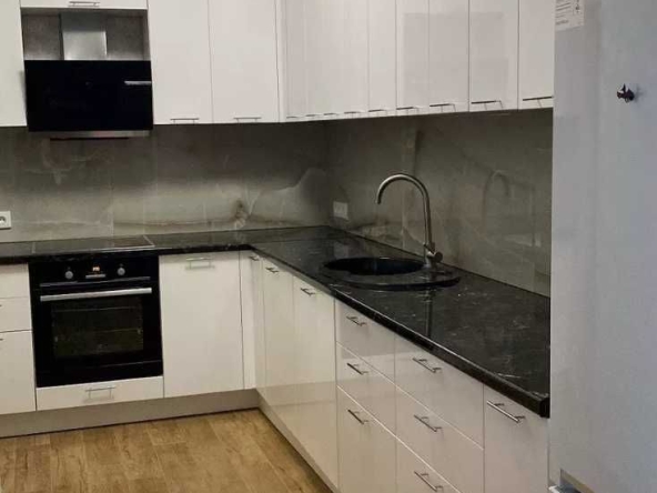 Дава се под наем Тристаен апартамент в Пловдив, Беломорски - 89 кв.м за 561 € - Снимка #1