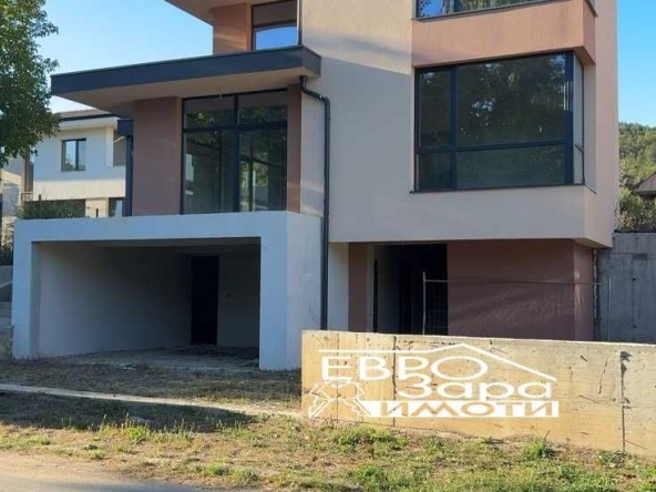 Къща в с. Старозагорски бани, Област Стара Загора - 300 кв.м за 1000 €/кв.м - Снимка #1