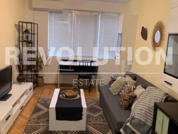 Дава се под наем Двустаен апартамент в Варна, Център - 60 кв.м за 323.85 € - Снимка #1