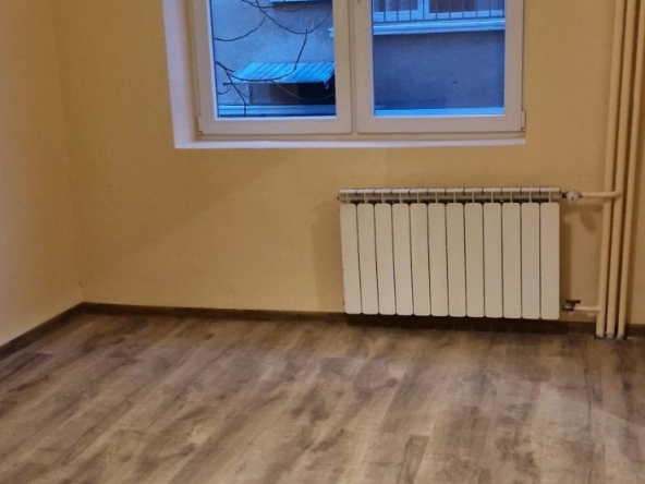 Дава се под наем Офис в София, Гоце Делчев - 45 кв.м за 512 € - Снимка #1