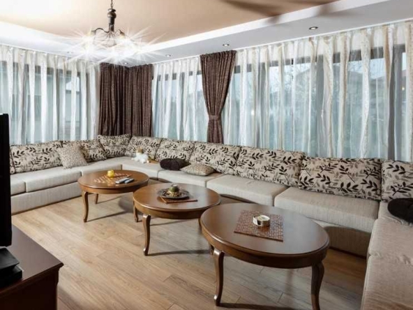 Дава се под наем Четиристаен апартамент в Стрелча - 240 кв.м за 300 € - Снимка #1