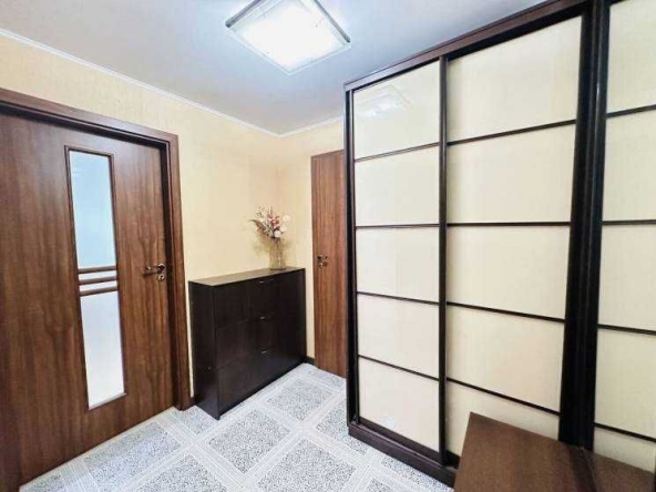 Дава се под наем Тристаен апартамент в София, Център - 90 кв.м за 561 € - Снимка #1