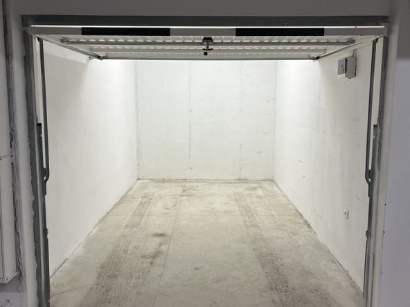 Дава се под наем Гараж / Паркомясто в София, Дървеница - 17 кв.м за 102 € - Снимка #1