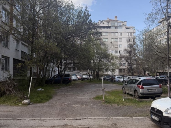 Дава се под наем Гараж / Паркомясто в София, Разсадника - 300 кв.м за 99.45 € - Снимка #1