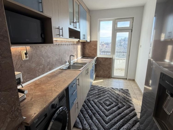 Дава се под наем Тристаен апартамент в Пловдив, Център - 99 кв.м за 847.62 € - Снимка #1