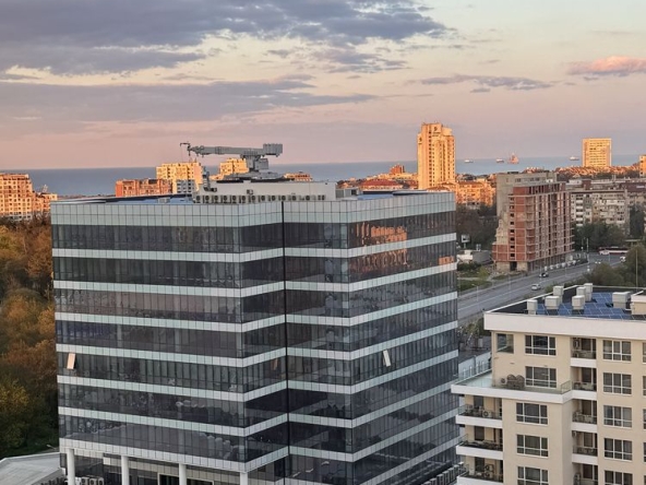 Дава се под наем Тристаен апартамент в Бургас, Център - 140 кв.м за 1296.42 € - Снимка #1