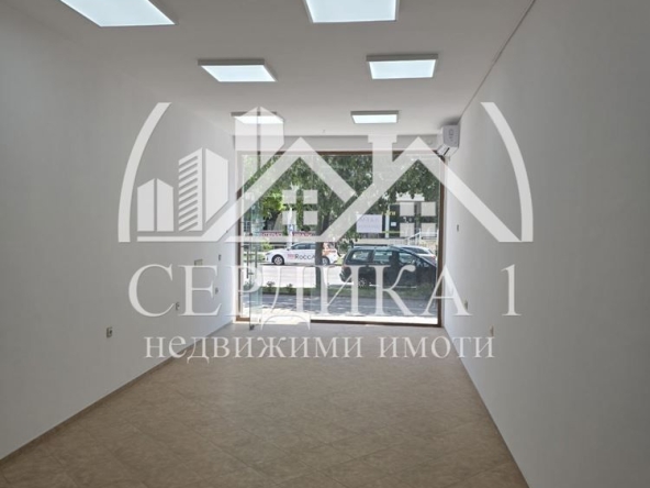 Дава се под наем Магазин в Благоевград, Идеален център - 50 кв.м за 398.82 € - Снимка #1