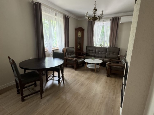 Тристаен апартамент в Плевен, Идеален център - 100 кв.м за 944 €/кв.м - Снимка #1