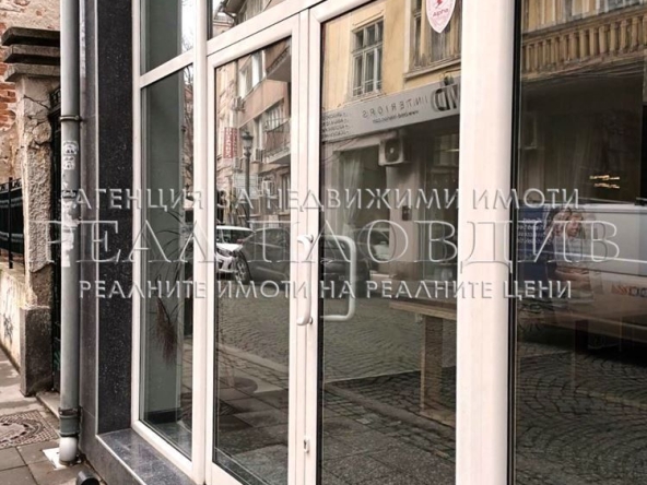 Дава се под наем Магазин в Пловдив, Център - 80 кв.м за 648.21 € - Снимка #1