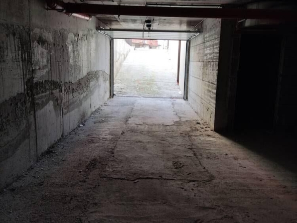 Дава се под наем Гараж / Паркомясто в Бургас, Меден рудник - зона В - 18 кв.м за 61.2 € - Снимка #1