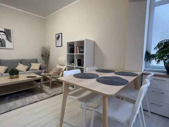 Дава се под наем Тристаен апартамент в Бургас, Център - 85 кв.м за 612 € - Снимка #1