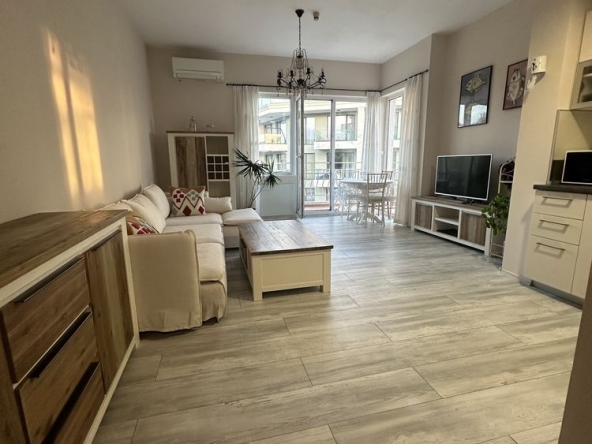 Дава се под наем Двустаен апартамент в к.к. Св.Св. Константин и Елена - 80 кв.м за 600 € - Снимка #1