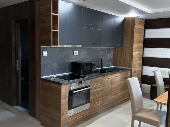 Дава се под наем Тристаен апартамент в Шумен, м-т Сакарка - 110 кв.м за 663 € - Снимка #1