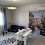 Дава се под наем Тристаен апартамент в Ямбол, Център - 105 кв.м за 382.5 € - Снимка #1