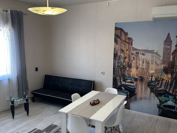 Дава се под наем Тристаен апартамент в Ямбол, Център - 105 кв.м за 382.5 € - Снимка #1