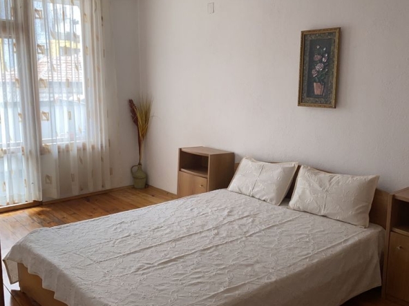 Дава се под наем Тристаен апартамент в Пловдив, Кършияка - 105 кв.м за 408 € - Снимка #1
