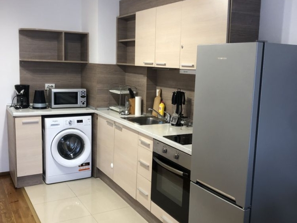 Дава се под наем Тристаен апартамент в Банско - 96 кв.м за 535.5 € - Снимка #1