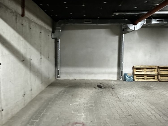 Дава се под наем Гараж / Паркомясто в София, Витоша - 11 кв.м за 86.7 € - Снимка #1