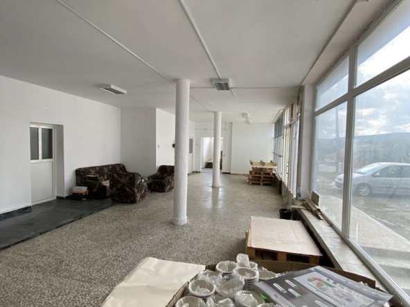 Дава се под наем Магазин в Омуртаг - 150 кв.м за 280 € - Снимка #1