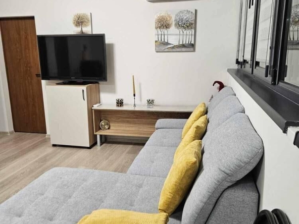 Дава се под наем Тристаен апартамент в Бургас, Център - 85 кв.м за 1122 € - Снимка #1