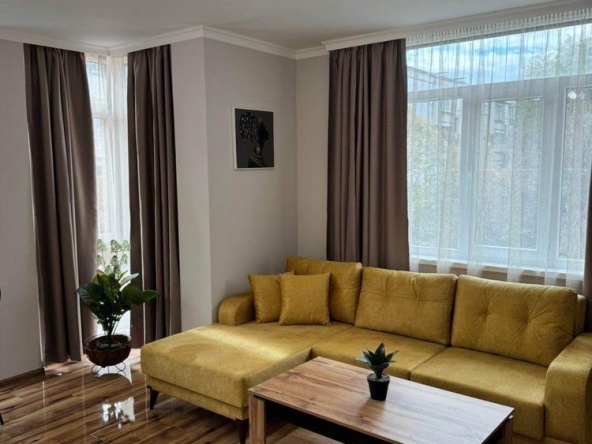 Дава се под наем Тристаен апартамент в Пловдив, Кючук Париж - 100 кв.м за 714 € - Снимка #1