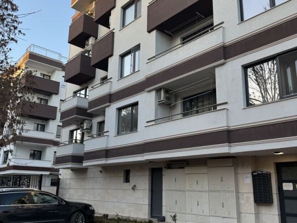 Тристаен апартамент в Перник, Изток - 97 кв.м за 1908 €/кв.м - Снимка #1