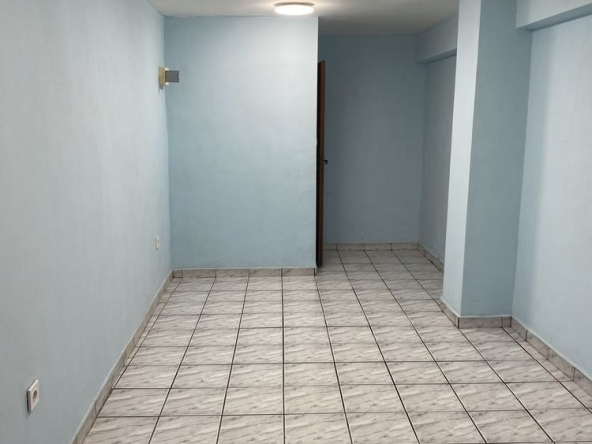 Дава се под наем Магазин в Варна, Колхозен пазар - 20 кв.м за 204 € - Снимка #1