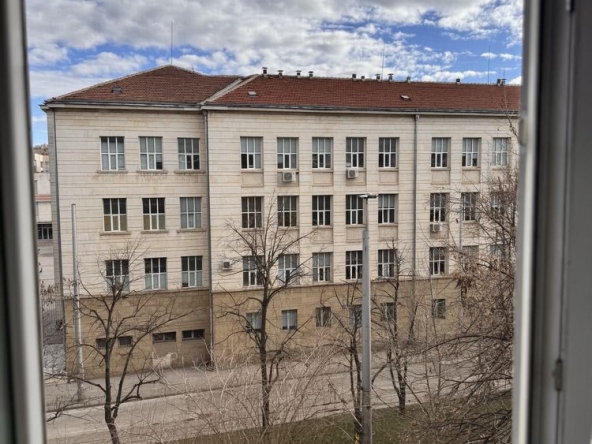 Дава се под наем Тристаен апартамент в Плевен, Широк център - 100 кв.м за 433.5 € - Снимка #1