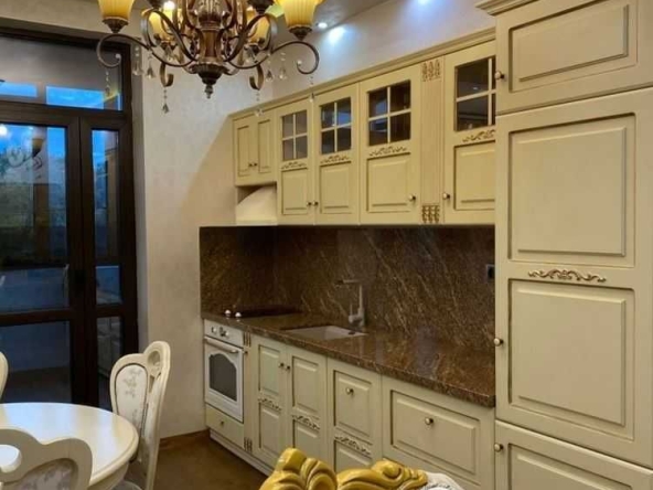 Дава се под наем Тристаен апартамент в Варна, Център - 75 кв.м за 765 € - Снимка #1