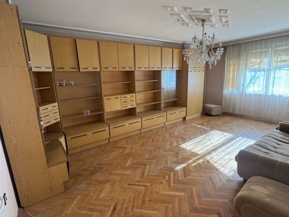 Дава се под наем Четиристаен апартамент в Ловеч, Червен бряг - 111 кв.м за 204 € - Снимка #1