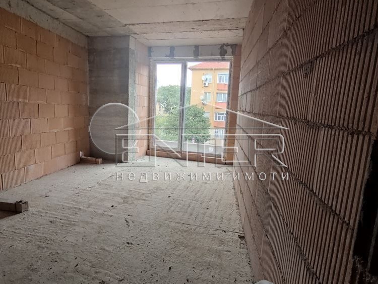 Двустаен апартамент в Варна, Погреби - 55 кв.м за 1910 €/кв.м - Снимка #1