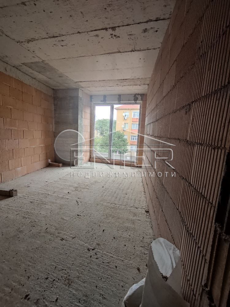 Двустаен апартамент в Варна, Погреби - 55 кв.м за 1910 €/кв.м - Снимка #1