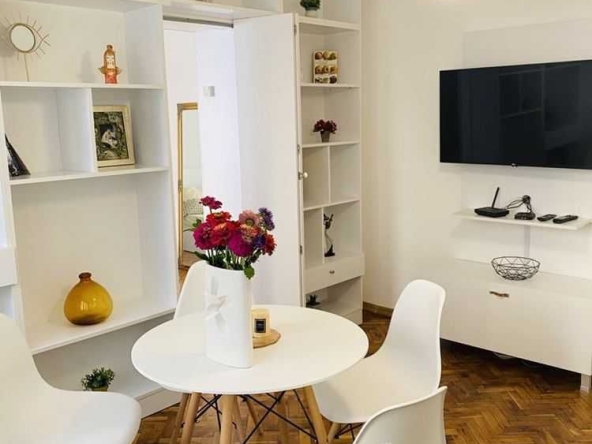 Дава се под наем Двустаен апартамент в Варна, Център - 55 кв.м за 550.8 € - Снимка #1