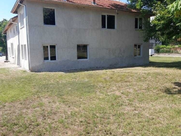 Къща в с. Златовръх, Област Пловдив - 580 кв.м за 137 €/кв.м - Снимка #1