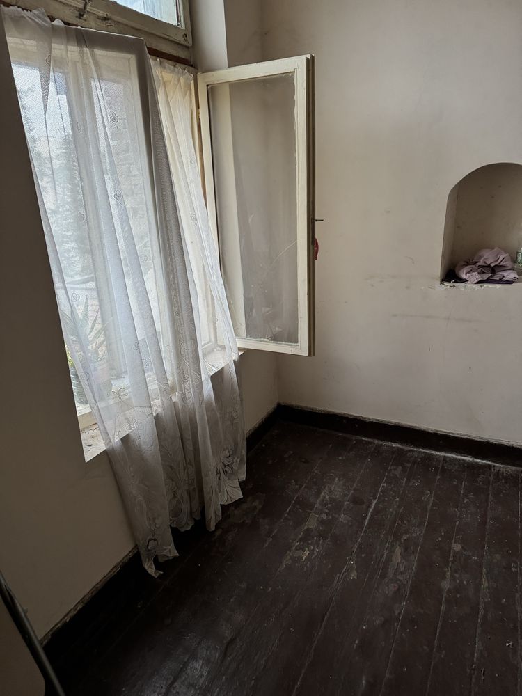 Дава се под наем Етаж от къща в Варна, Червен площад - 55 кв.м за 204 € - Снимка #1