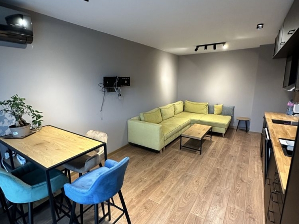 Дава се под наем Двустаен апартамент в София, Фондови жилища - 50 кв.м за 561 € - Снимка #1