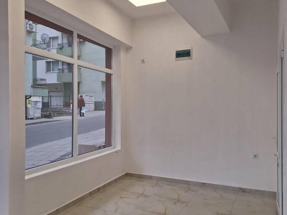 Дава се под наем Магазин в Бургас, Меден рудник - зона В - 41 кв.м за 255 € - Снимка #1
