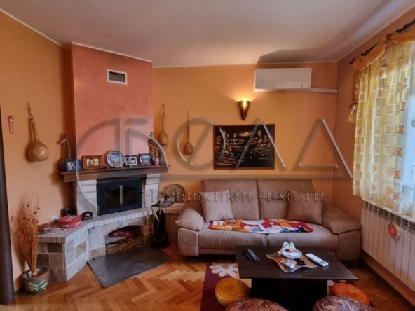 Тристаен апартамент в Дупница - 100 кв.м за 1250 €/кв.м - Снимка #1