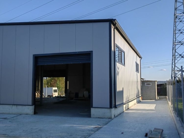 Дава се под наем Промишлена сграда в с. Тополи, Област Варна - 800 кв.м за 1326 € - Снимка #1