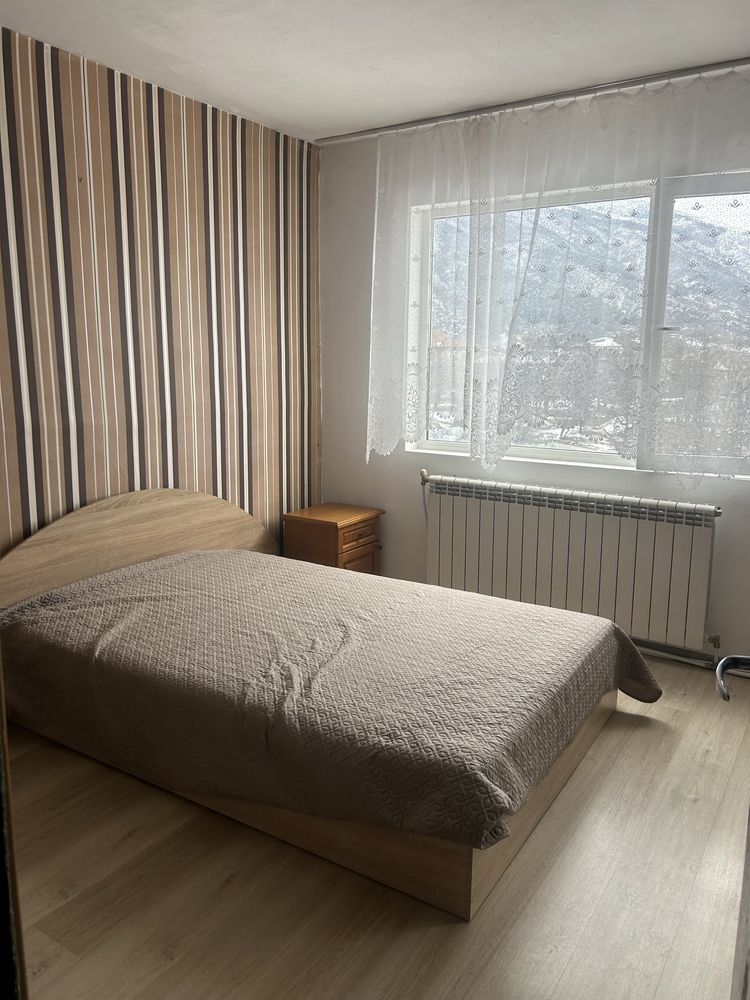 Дава се под наем Тристаен апартамент в Карлово - 90 кв.м за 229.5 € - Снимка #1