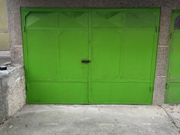 Гараж / Паркомясто в Плевен, 9-ти квартал - 18 кв.м за 1389 €/кв.м - Снимка #1