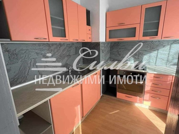 Дава се под наем Тристаен апартамент в Шумен, Център - 80 кв.м за 306 € - Снимка #1