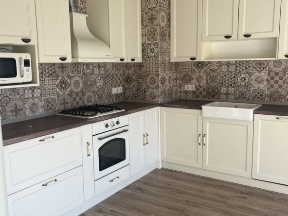 Тристаен апартамент в Варна, Базар Левски - 80 кв.м за 2175 €/кв.м - Снимка #1