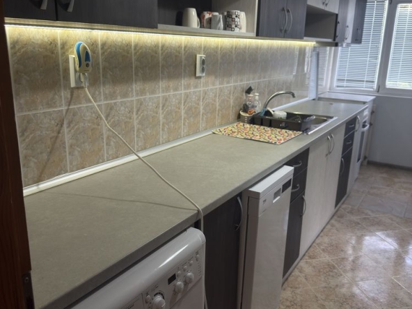 Дава се под наем Тристаен апартамент в Добрич, Градска болница - 92 кв.м за 306 € - Снимка #1