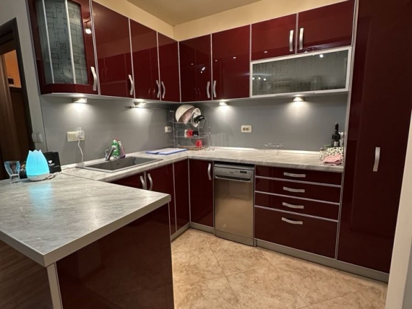 Дава се под наем Тристаен апартамент в Стара Загора, Център - 100 кв.м за 510 € - Снимка #1