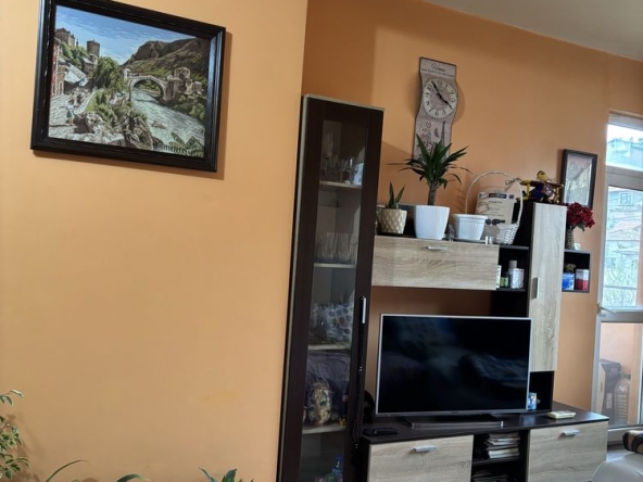 Дава се под наем Двустаен апартамент в Хасково, Хисаря - 65 кв.м за 300 € - Снимка #1