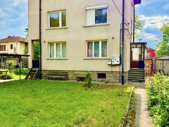 Дава се под наем Етаж от къща в Самоков - 79 кв.м за 358 € - Снимка #1