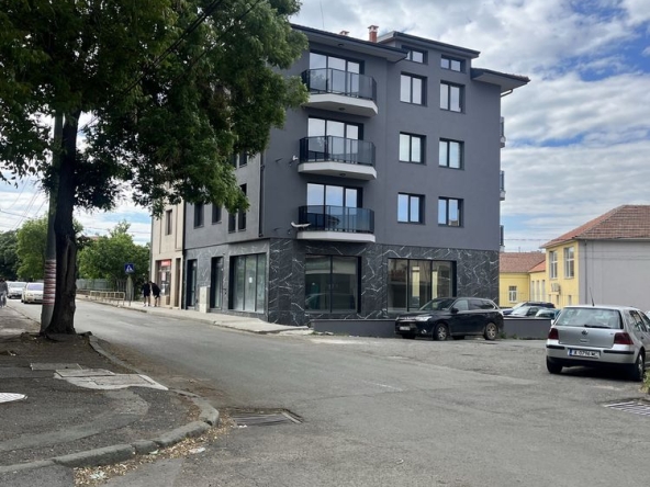 Дава се под наем Магазин в Айтос - 140 кв.м за 510 € - Снимка #1